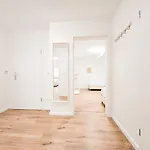 Tolstov - Monteurwohnung Mit 3 Zimmern - Dachgeschoss - Parkplatz Апартаменты Дуйсбург