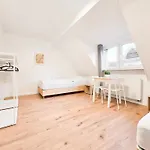 Tolstov - Monteurwohnung Mit 3 Zimmern - Dachgeschoss - Parkplatz