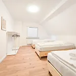Tolstov - Monteurwohnung Mit 3 Zimmern - Dachgeschoss - Parkplatz *
