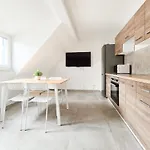 Tolstov - Monteurwohnung Mit 3 Zimmern - Dachgeschoss - Parkplatz Апартаменты