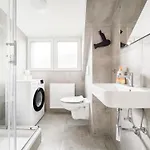 Апартаменты Tolstov - Monteurwohnung Mit 3 Zimmern - Dachgeschoss - Parkplatz Дуйсбург