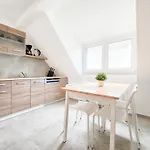 Tolstov - Monteurwohnung Mit 3 Zimmern - Dachgeschoss - Parkplatz Дуйсбург