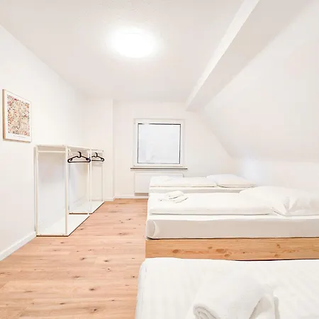 Raj Living - Monteurwohnung Mit 3 Zimmern - Dachgeschoss - Parkplatz * Duisburgo