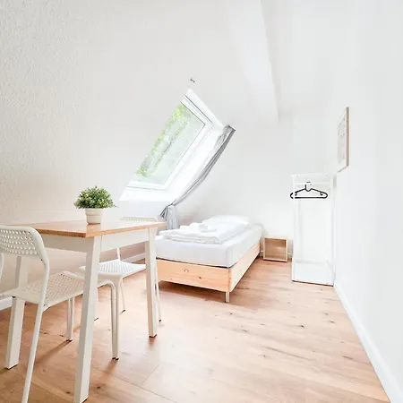 Raj Living - Monteurwohnung Mit 3 Zimmern - Dachgeschoss - Parkplatz * Duisburgo
