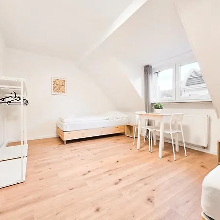 Raj Living - Monteurwohnung Mit 3 Zimmern - Dachgeschoss - Parkplatz
