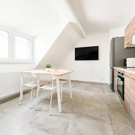 Apartamento Raj Living - Monteurwohnung Mit 3 Zimmern - Dachgeschoss - Parkplatz