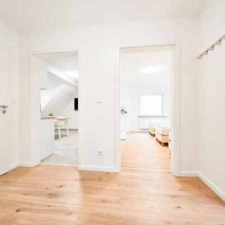 Raj Living - Monteurwohnung Mit 3 Zimmern - Dachgeschoss - Parkplatz Apartamento Duisburgo