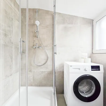 Tolstov - Monteurwohnung Mit 3 Zimmern - Dachgeschoss - Parkplatz Duisburg