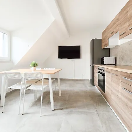 Tolstov - Monteurwohnung Mit 3 Zimmern - Dachgeschoss - Parkplatz Lägenhet