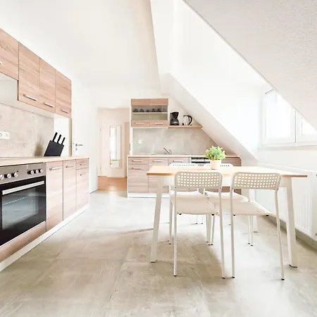 Tolstov - Monteurwohnung Mit 3 Zimmern - Dachgeschoss - Parkplatz Апартаменты *