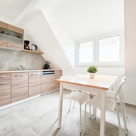 Raj Living - Monteurwohnung Mit 3 Zimmern - Dachgeschoss - Parkplatz Duisburgo