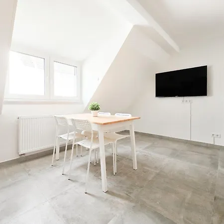 Raj Living - Monteurwohnung Mit 3 Zimmern - Dachgeschoss - Parkplatz Apartamento *