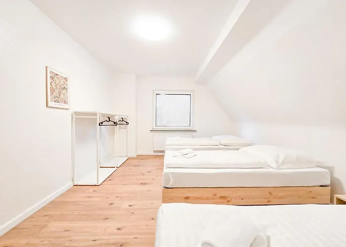 Tolstov - Monteurwohnung Mit 3 Zimmern - Dachgeschoss - Parkplatz * Duisburg