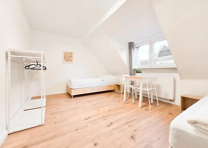 Tolstov - Monteurwohnung Mit 3 Zimmern - Dachgeschoss - Parkplatz