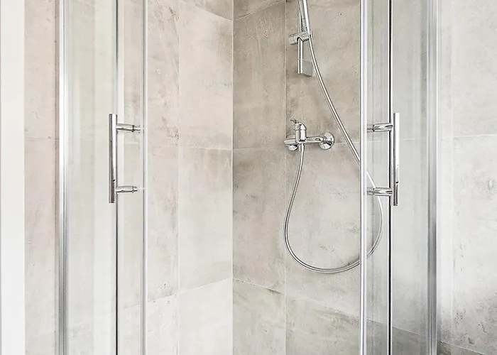 Tolstov - Monteurwohnung Mit 3 Zimmern - Dachgeschoss - Parkplatz Apartment