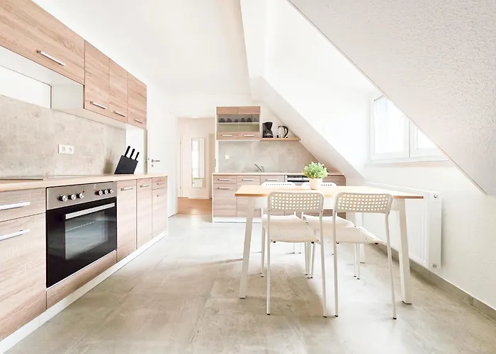 Tolstov - Monteurwohnung Mit 3 Zimmern - Dachgeschoss - Parkplatz Apartment *